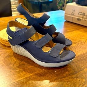 Never Worn Clarks Reedly Juno Wedge Sandals size 9M